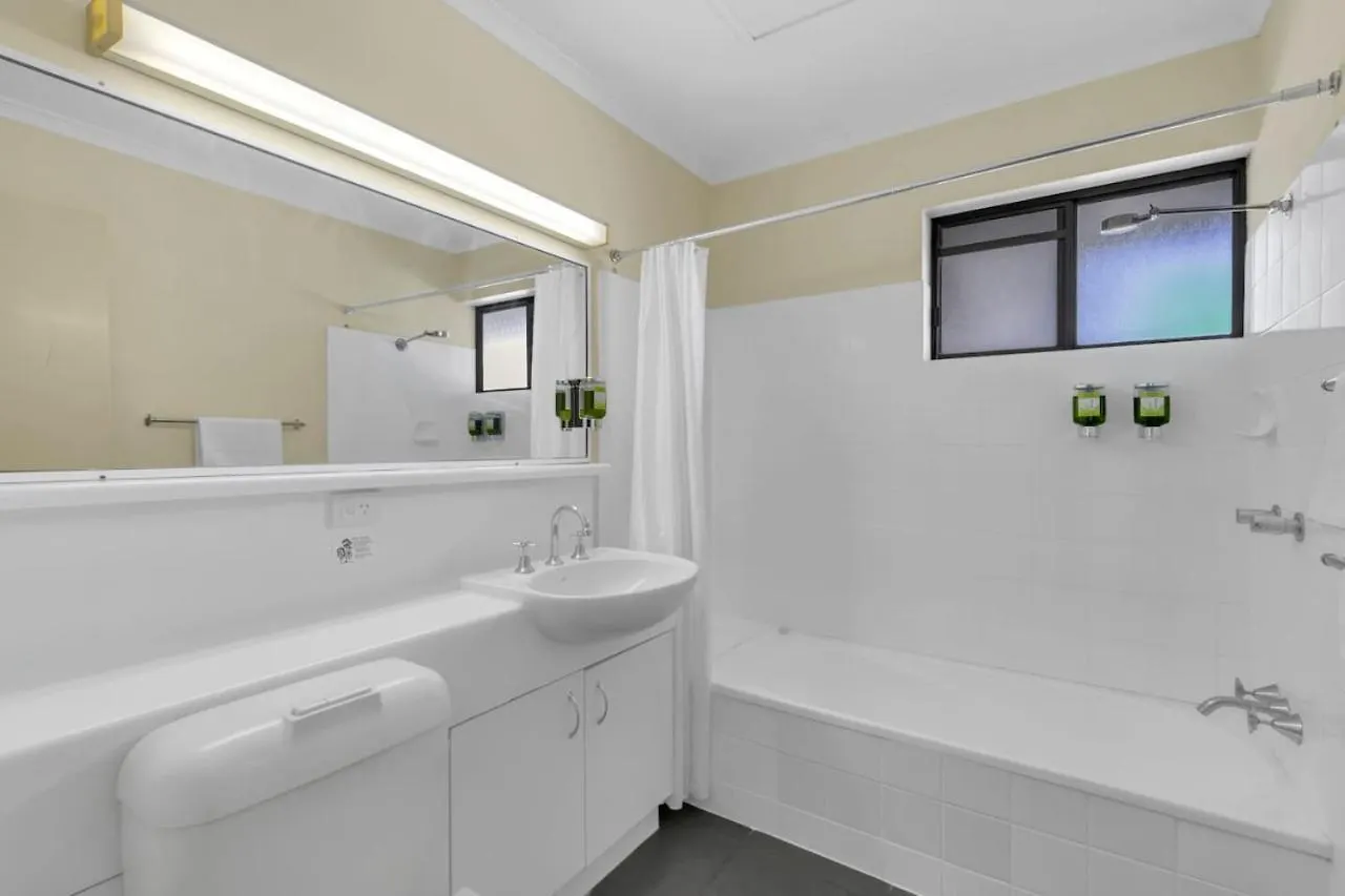 Quiet Unit In Leafy Hotel Brisbane Australia