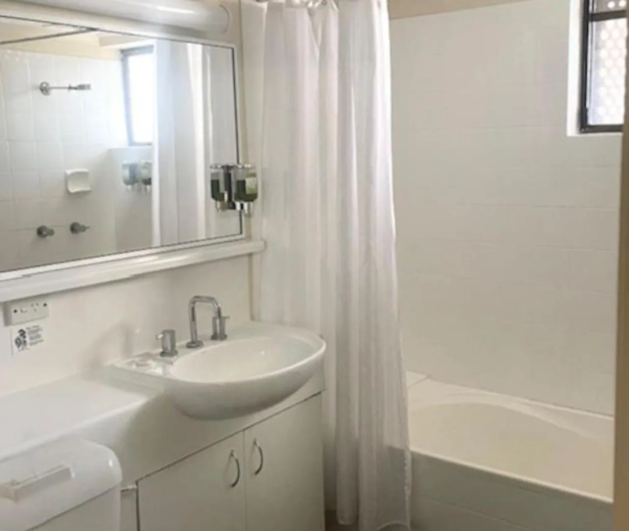 Quiet Unit In Leafy Hotel Brisbane